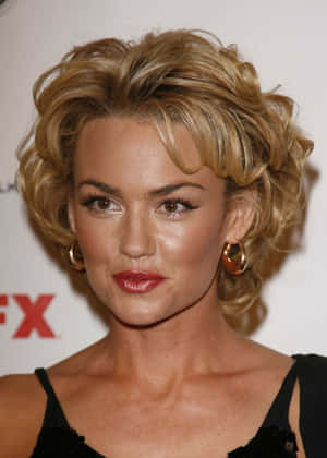 Kelly Carlson Poses Gracefully In A Stunning Outfit. Wallpaper