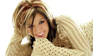 Kelly Carlson Posing In A Glamorous Photoshoot Wallpaper