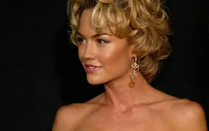 Kelly Carlson Smiling Elegantly In A Photo Shoot Wallpaper
