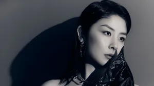 Kelly Chen Elegant Black And White Portrait Wallpaper