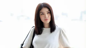 Kelly Chen Elegant Casual Look Wallpaper