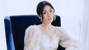 Kelly Chen Elegant Portrait Wallpaper