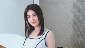 Kelly Chen Elegant Portrait Wallpaper