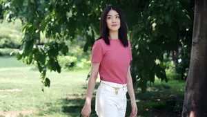 Kelly Chen Outdoor Casual Style Wallpaper