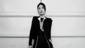 Kelly Chen Stylish Black And White Wallpaper