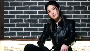 Kelly Chen Stylish Black Leather Outfit Wallpaper