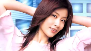 Kelly Chen Stylish Portrait Wallpaper