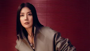 Kelly Chen Stylish Portrait Wallpaper