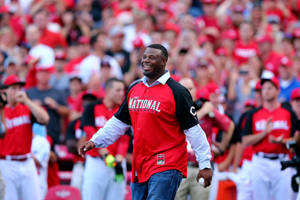 Ken Griffey Jr Applauded By Cincinnati Reds Wallpaper