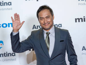 Ken Watanabe Waving Hand Red Carpet Photo Wallpaper