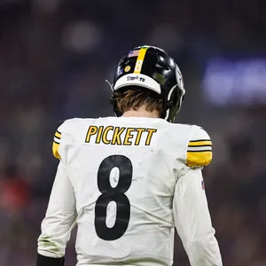 Kenny Pickett Number8 Steelers Jersey Wallpaper