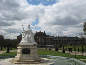 Kensington Palace With Tourists Wallpaper
