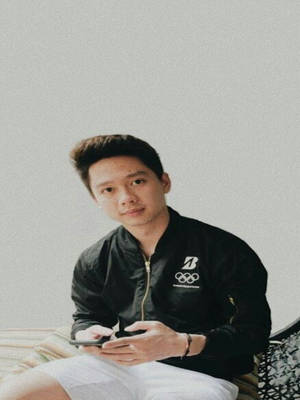 Kevin Sanjaya Playing With Phone Wallpaper