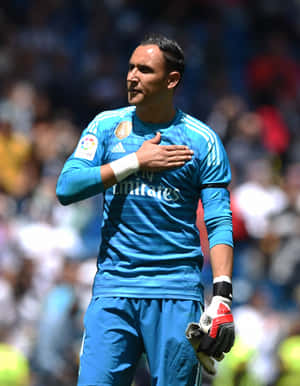 Keylor Navas In Paris Saint-germain Kit Ready For Action Wallpaper