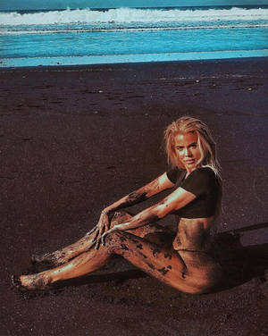 Khloe Kardashian Black Sand Wallpaper