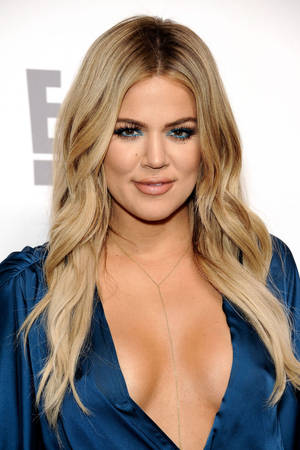 Khloe Kardashian In Blue Silk Dress Wallpaper