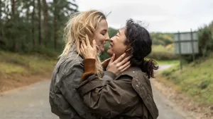 Killing Eve Intimate Moment Wallpaper