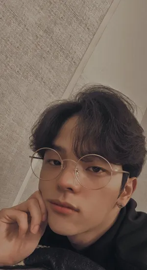 Kim Woojin Casual Selfie Wallpaper