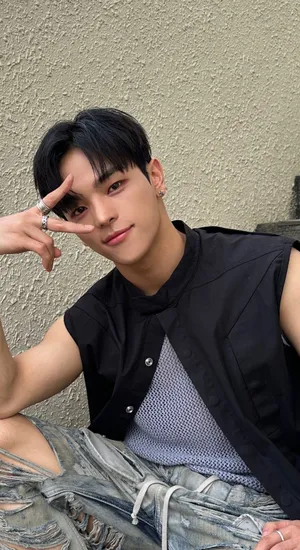 Kim Woojin Casual Style Wallpaper