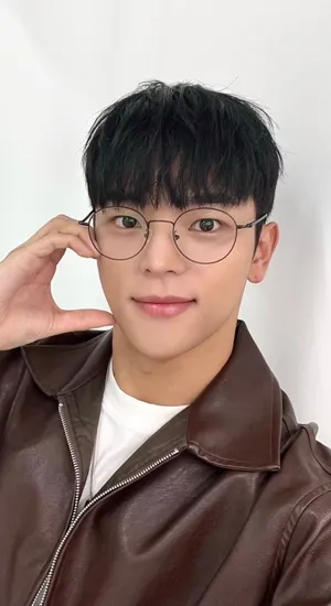 Kim Woojin Stylish Selfie Wallpaper