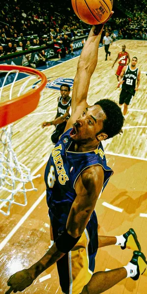 Kobe Dunking Front View Wallpaper