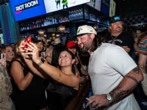 Koe Wetzel Selfiewith Fanat Concert Wallpaper