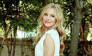 Kristen Bell Long Blonde Curls Wallpaper