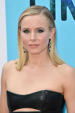 Kristen Bell Stunning In Black Leather Outfit Wallpaper