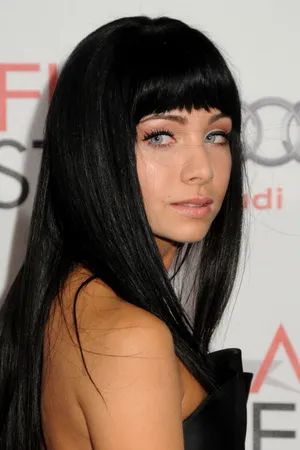 Ksenia Solo Black Hair Glance Wallpaper