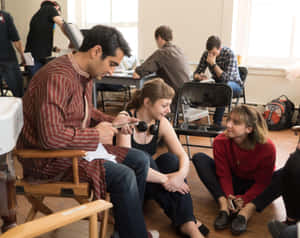 Kumail Nanjiani And Zoe Kazan Sharing An Intimate Moment In The Big Sick Wallpaper