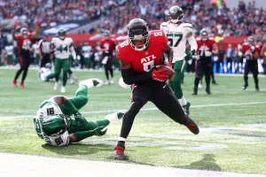 Kyle Pitts Evading Tackle During Game Wallpaper