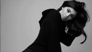 Kylie Jenner In Monochrome Background Wallpaper