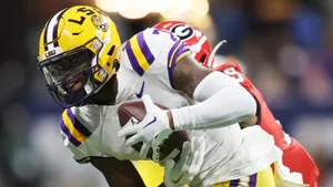 L S U Football Player Catching Ball Wallpaper