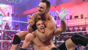 La Knight Taking On Grayson Waller At Halloween Havoc Event Wallpaper