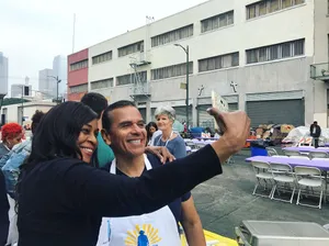 Lady Taking Selfie With Antonio Villaraigosa Wallpaper