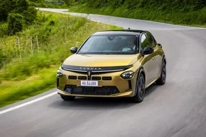 Lancia Ypsilon Golden Hue Motion Wallpaper