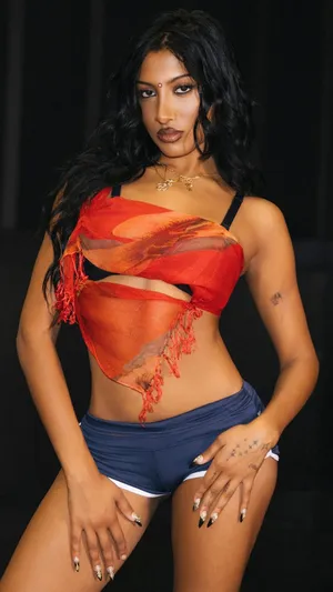 Lara Katseye Fashion Style Wallpaper