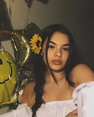 Latina Sunflower Aesthetic Wallpaper