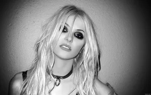 Lead Singer Of The Pretty Reckless Wallpaper