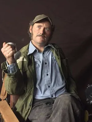 Legendary Actor Robert Shaw Glancing In A Dark Setting Wallpaper