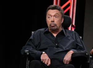 Legendary Actor Tim Curry In An Iconic Pose. Wallpaper