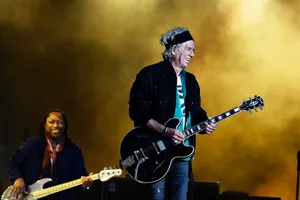 Legendary Guitarist On Stage With Bassist Wallpaper