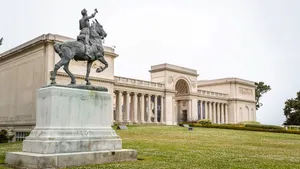 Legionof Honor Museumand Statue Wallpaper
