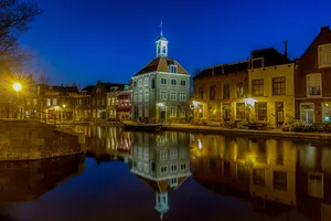 Leiden Nighttime Canal Reflections Wallpaper
