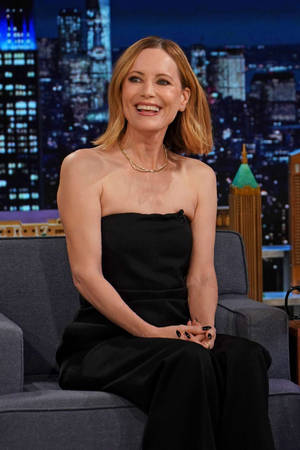 Leslie Mann Black Dress Interview With Jimmy Fallon Wallpaper