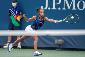 Leylah Fernandez In Us Open Tournament Wallpaper