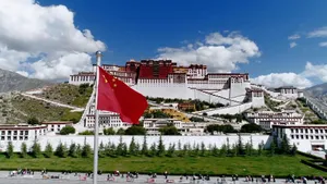 Lhasa's Potala Palace On Sunny Day Wallpaper