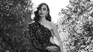 Lily Collins In Golden Globes 2021 Wallpaper