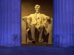 Lincoln Monument In Between Pillars Wallpaper