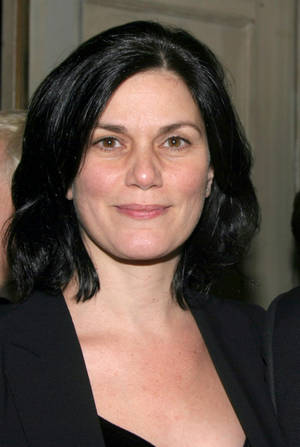 Linda Fiorentino Short Hairstyle Wallpaper